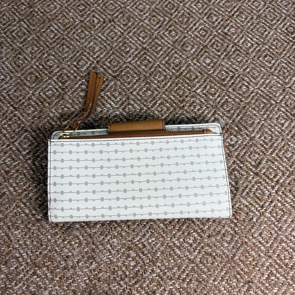 Fossil Women's Kinley Tan Bifold Wallet - Image 2