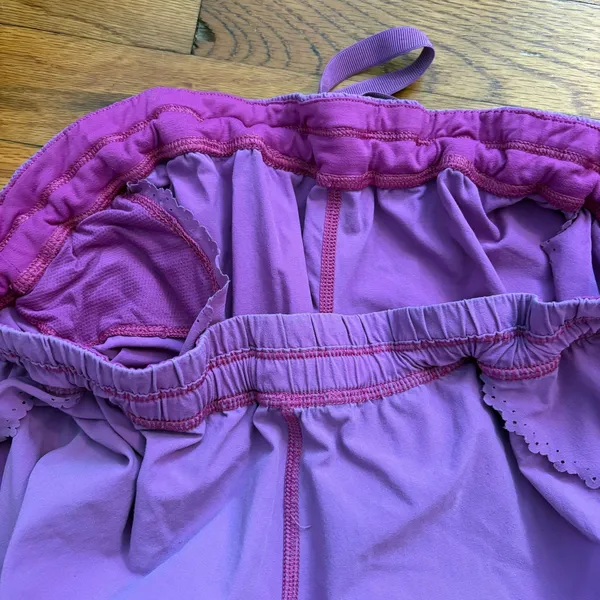 Lululemon Hit It Shorts Magenta Scalloped Hem Size 10 - Image 4