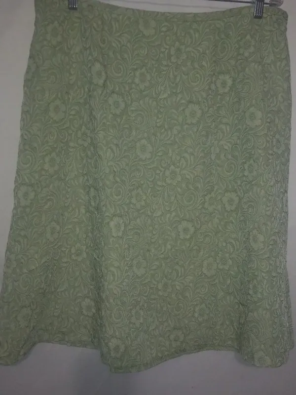 Miss Dorby 18W Workwear Textured Floral A-Line Mini Skirt Plus in Sage Green - Image 4