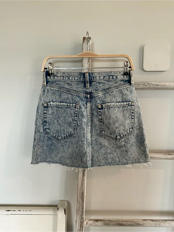 Abercrombie & Fitch Natural Rise Denim Mini Skirt Size 26 Light Wash EUC - Image 2