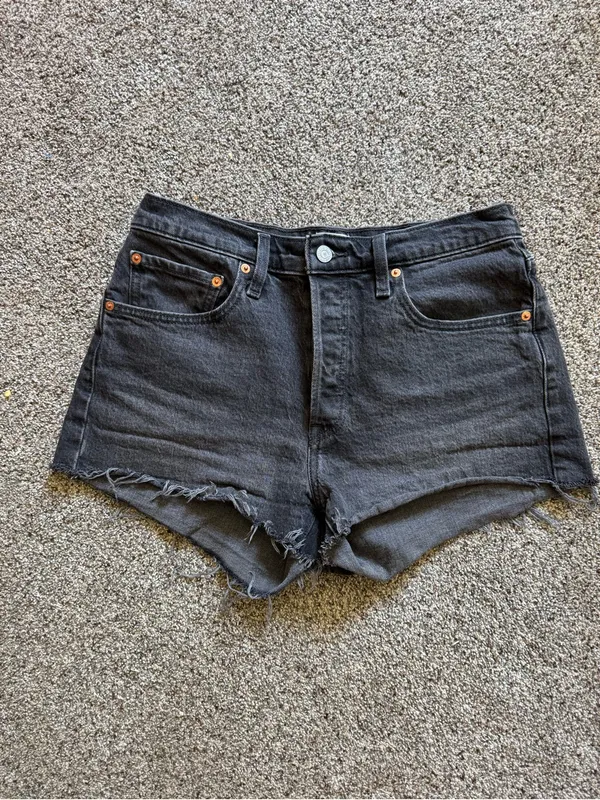Levi's original 501 Black Frayed Hem High-Rise Denim Shorts - Image 3