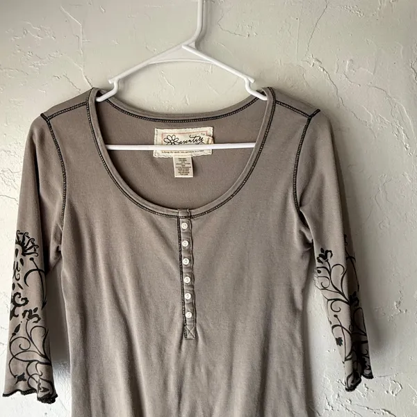 Aventura XS Organic Cotton 3/4 Flutter Sleeve Henley Biege‎ Hippie Gronola Top - Image 2