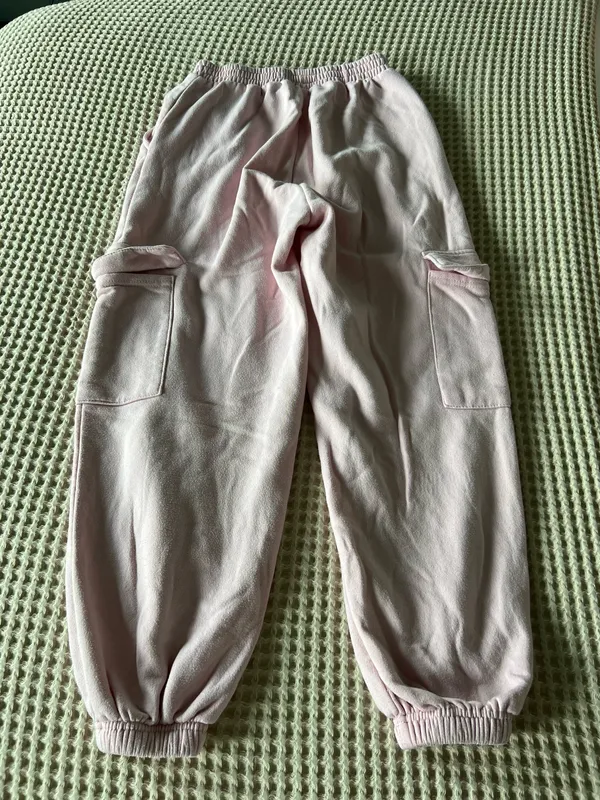 Streetwear Society Comfortable pink cargo-style sweatpants. Soft fabric with elastic waistband and ankle cuffs for easy movement. Functional side pockets add practical storage. Easy-care and versatile for casual wear. - Image 2