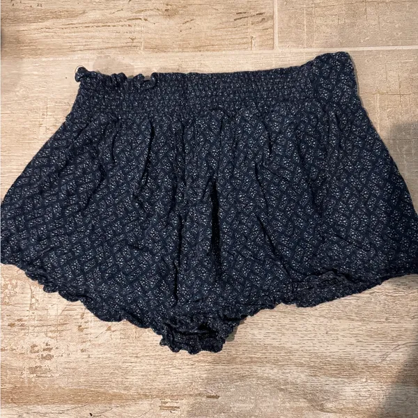 American Eagle Blue Flowy Patterned Shorts - Image 4
