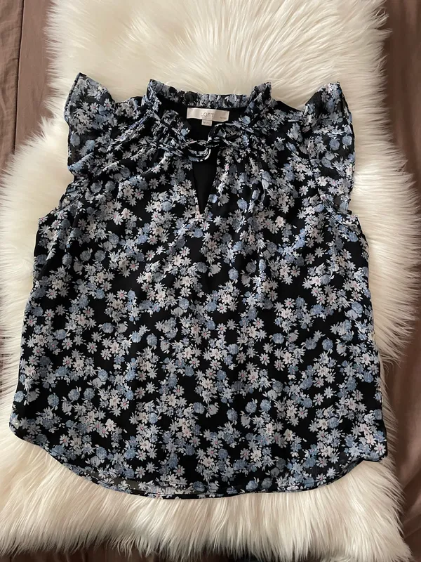 LOFT Women's Short Cap Sleeves VNeck Blouse Top Blue Floral Print l - Image 4