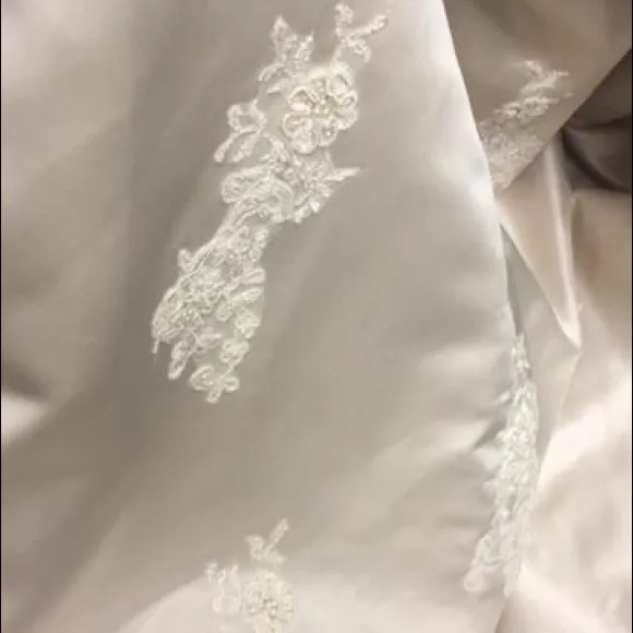 Size 6 Davids Bridal A-line Wedding Gown - Image 5