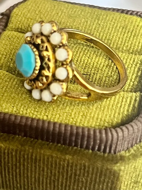 Vintage Gold Tone Faux Turquoise & Pearl Flower Cocktail Ring Size 7 - Image 3