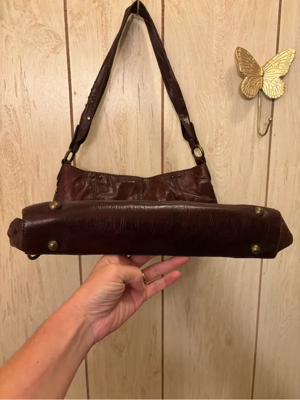 Charles David Distressed Dark Brown Leather Shoulder Bag - Image 4