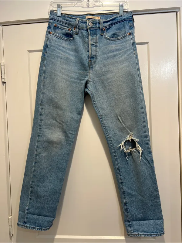 Levi’s wedgie straight Jeans with Distressed Knee size 28/28. - Image 3