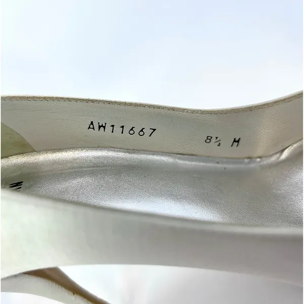 Stuart Weitzman‎ Ivory Satin Peep Toe Crystal Bow Bridal Pumps 8.5 M Party - Image 8