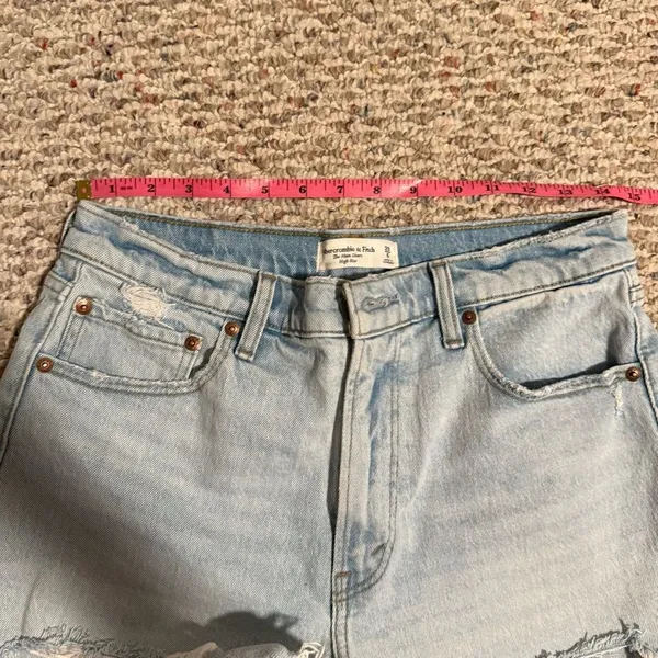 Abercrombie & Fitch The Mom Short High Rise Light Wash- Size 6 (28) - Image 10