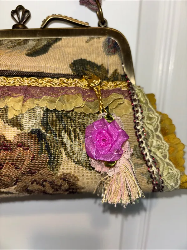 Vintage Victorian Style Floral Tapestry Purse Metal Clasp Frame Muxed Textures - Image 3