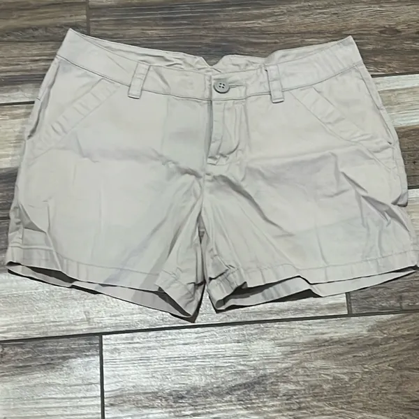 Columbia women’s beige chino shorts Available - Image 2