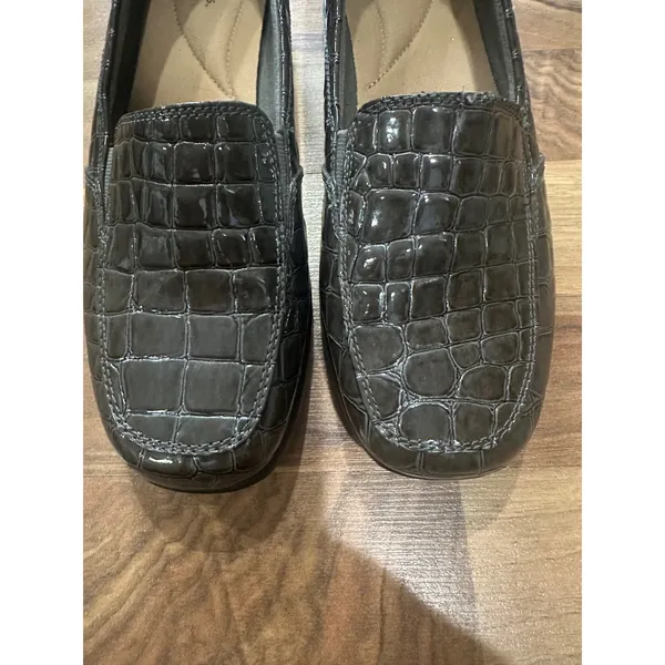 Clarks Collection Womens Brown Croc Embossed Patent Loafers 26102167 Size 9.5M - Image 3