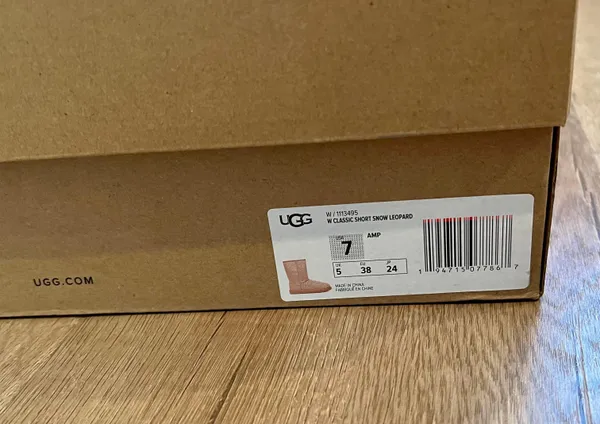 UGG Women’s Classic Short Boots Snow AMP size 7 NWT - Image 5