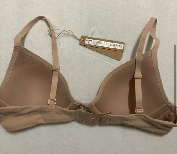 SKIMS Plunge Bra 32B - Image 3