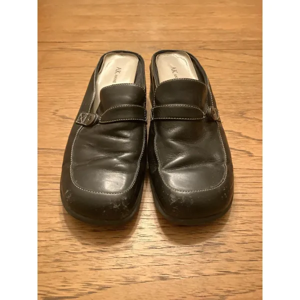 AK Anne Klein Black Leather Slip-On Mule Heels Closed Toe Button 7.5M - Image 3