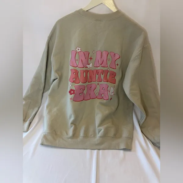 Gildan “in My Auntie Era” Women’s Medium Graphic Crewneck Sweatshirt - Image 5