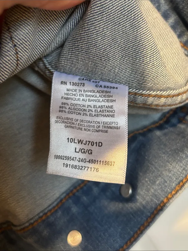 Wrangler Blue Jean Jacket Large 4 Pockets In Front Buttons Have W On Them - Image 6