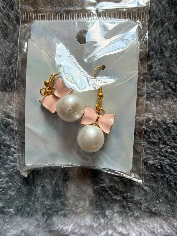 Variety Pack of Three Pairs of Dangle Earrings Featuring Pizza, Pearl and Bow, a - Image 4