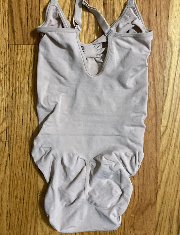 SKIMS NEW!! Sculpting Bodysuit - Image 4