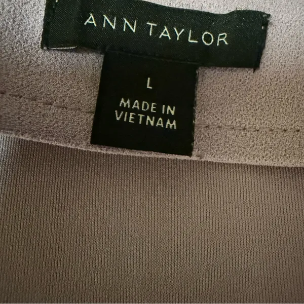 Ann Taylor Light Lilac Pleated V-Neck Top Size Large - Image 3