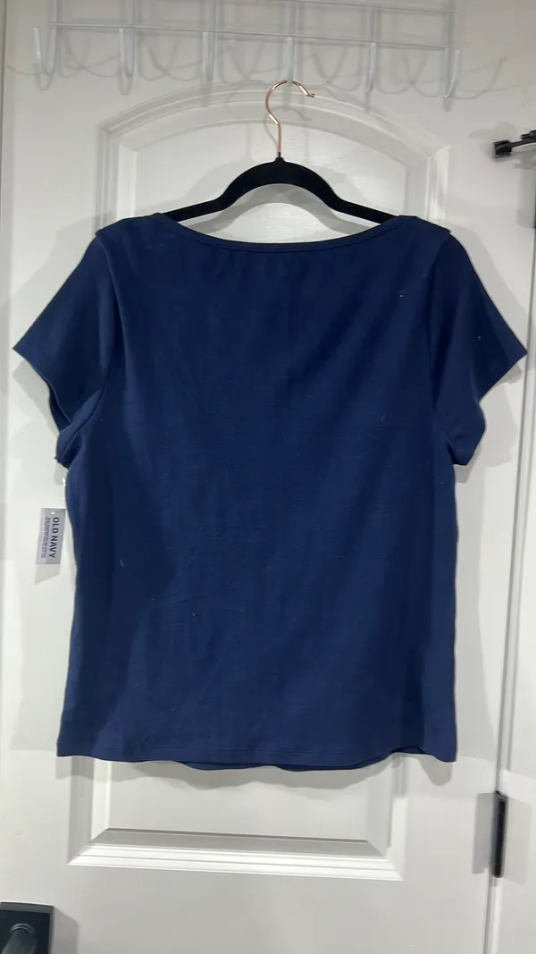 Old Navy T shirt, Brand new - Image 4