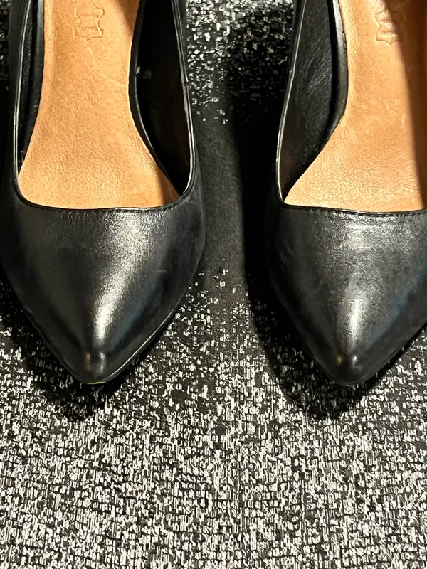 Womens 8. Aldo Black Leather Pointy-Toe Pumps with Gold Heel Zipper - Image 5