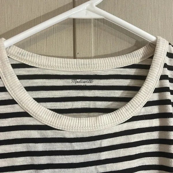 Madewell black and white tee shirt medium curved hemline - Image 2