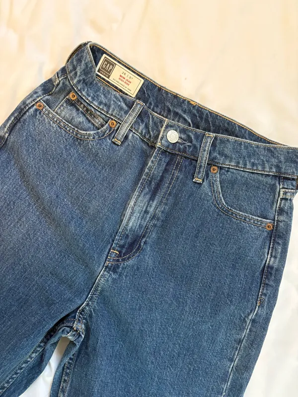 Gap women’s high rise mom jeans size 0 / 25 TALL - Image 3