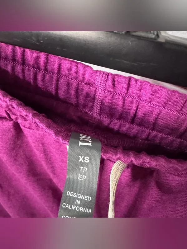 Vuori Performance Joggers Heather Magenta - Image 5