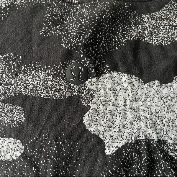 Lululemon Black and Grey Camo Cates Tees Size 6 - Image 5