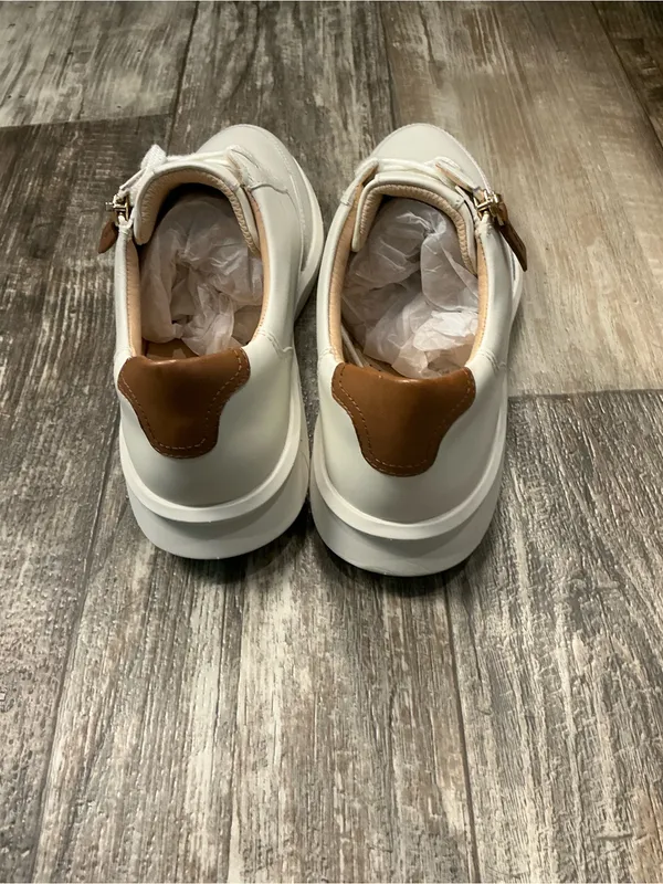 Clarks Women's White Leather Sneakers with Gold Zip and Brown Accents Size 8.5 - Image 13