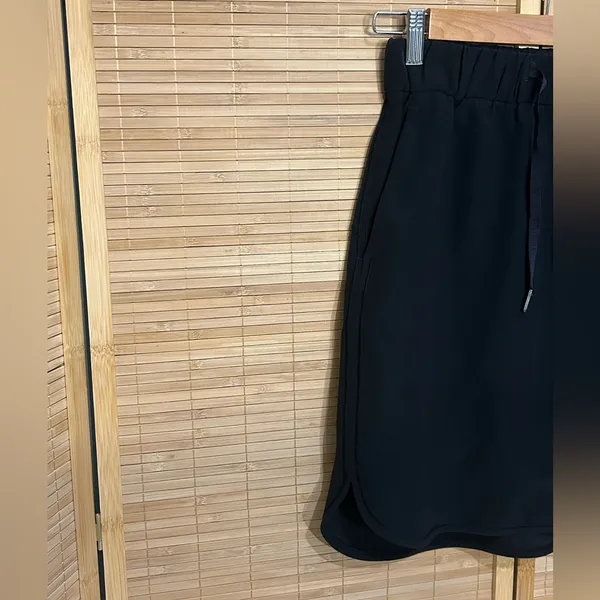 Lululemon Black Woven On The Fly Pull On Skirt Pockets 4 Elastic Waist - Image 2