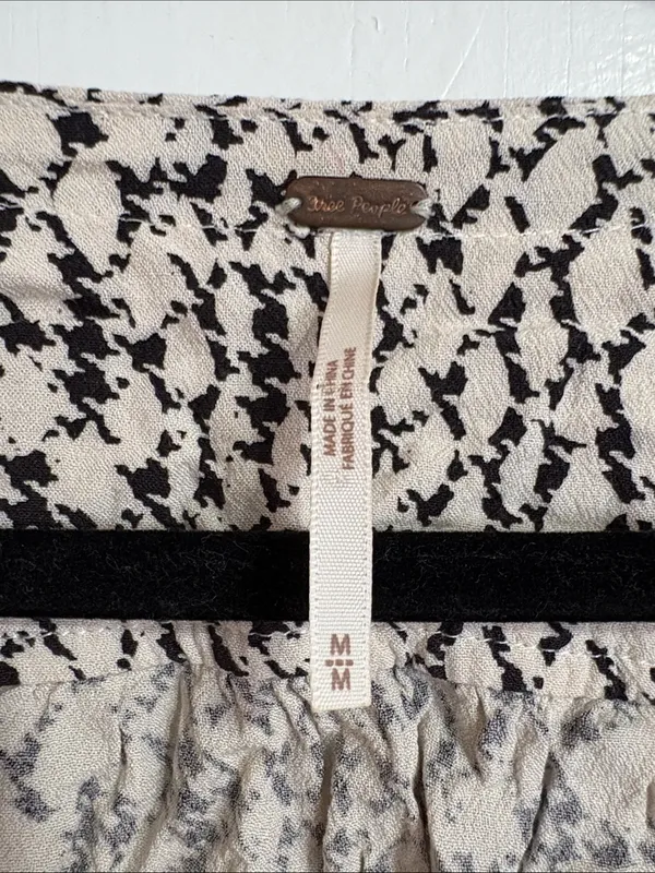 Free People Black and White V-Neck cropped long sleeve shirt Size Medium - Image 4