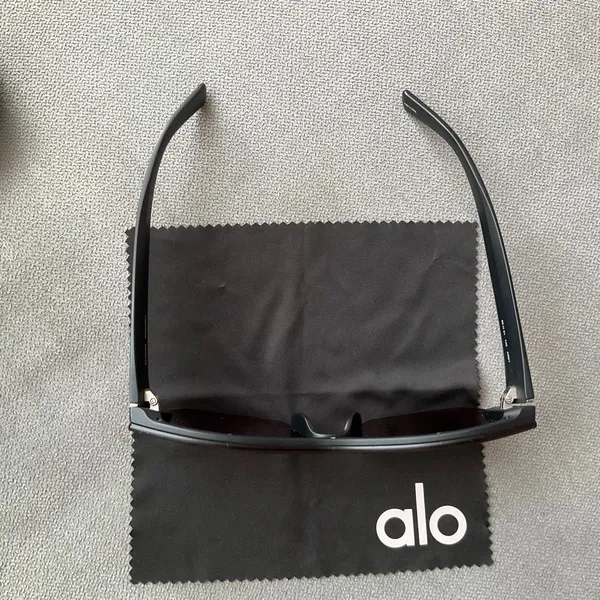 Alo Yoga Stunner Sunglasses Black - Image 9