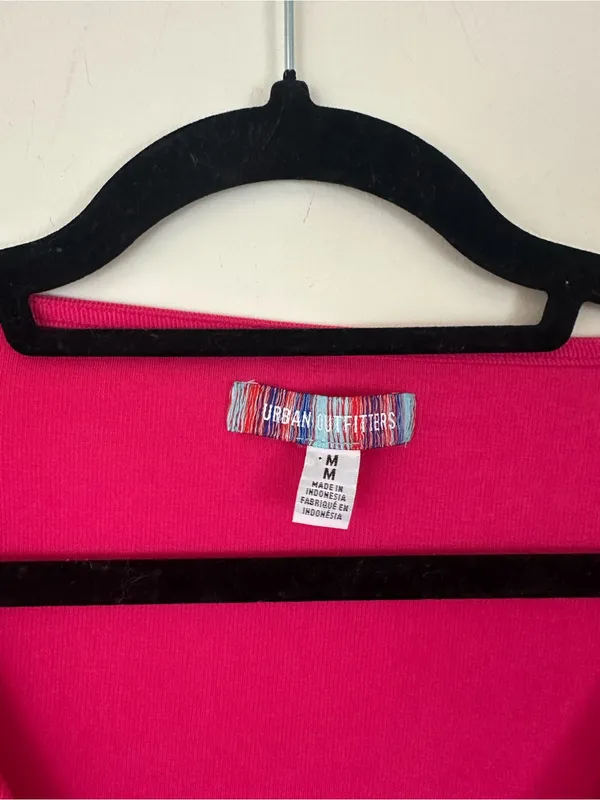 Urban Outfitters Pink Ruched Long-Sleeve Crop Top Ribbed Material Size Medium - Image 4