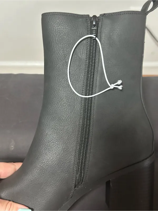 Amazon Essentials Black Chelsea Block Heel Ankle Boots Size 10.5 - Image 6
