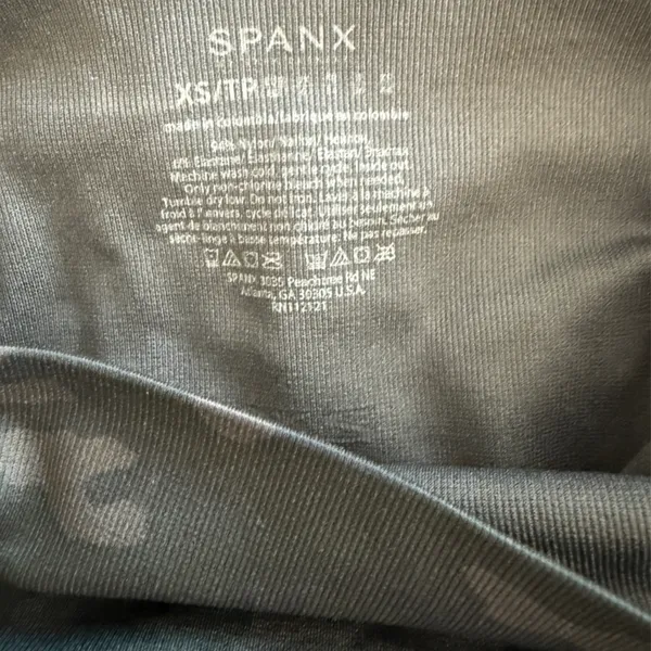 💕 2/$35 💕 NWOT Spanx Booty Boost Active 7/8 Leggings in camo, size XS. - Image 3