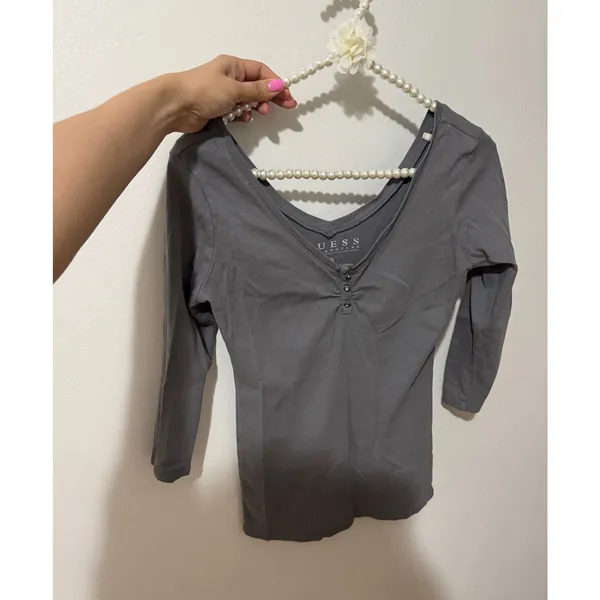 Guess size small grey long sleeve shirt v neck 3/4 sleeve 3 diamond rhinestones - Image 5