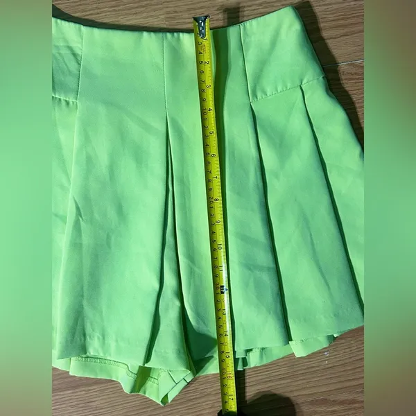 Do+Be light neon yellow/green pleated mini skort. Women’s small - Image 6