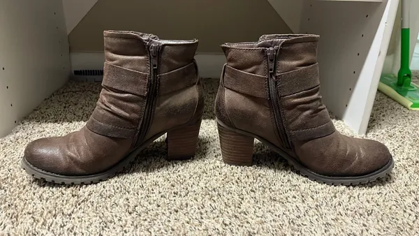 Short brown heeled boots - Image 2
