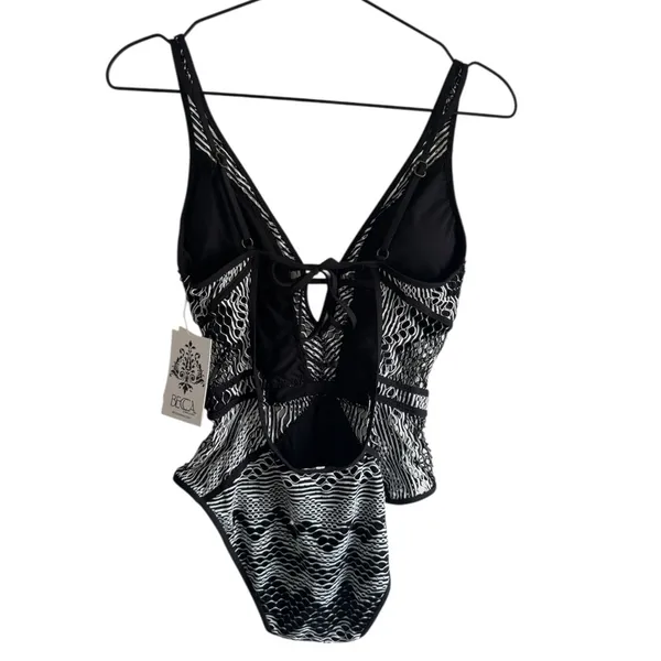 BECCA‎ Show & Tell Crochet Plunge Medium One Piece Black and White Swimsuit - Image 6