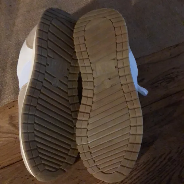 Time & Tru Memory Foam tennis shoes never worn. White and Tan size 10 - Image 4