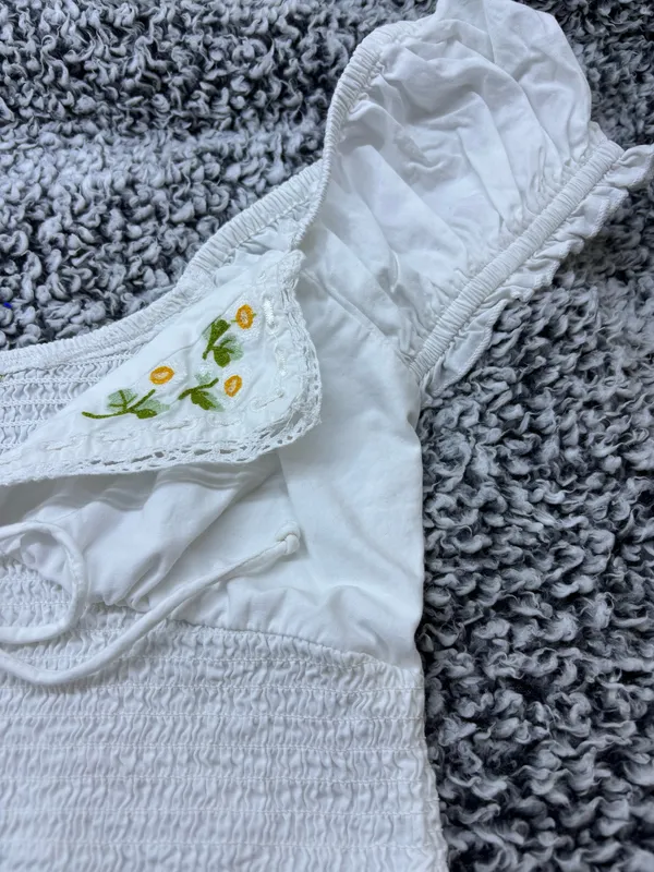 White Floral Embroidered Babydoll Split Collar Smocked Milkmaid Top Size L Boho Floral Prairie - Image 5