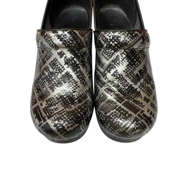 Dansko Women's Black Silver Metallic Abstract‎ Crisscross Workwear Clogs 38 - Image 6
