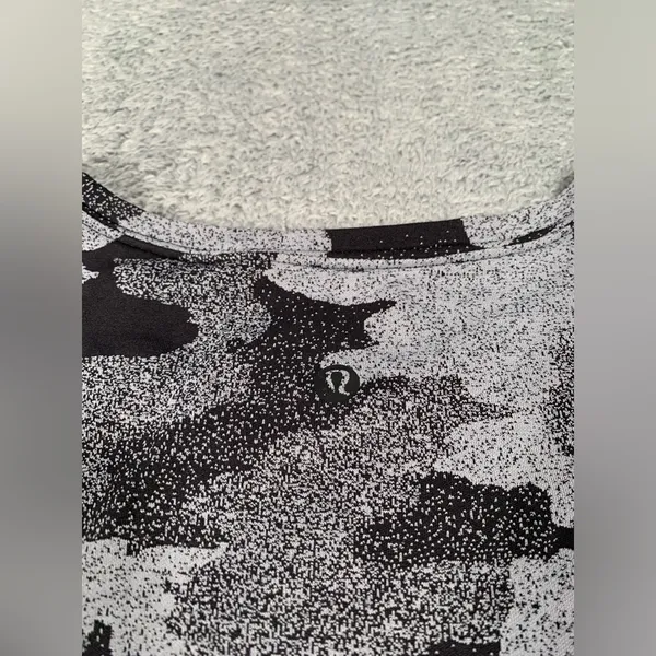 Lululemon athletica Camo cropped T-Shirt - Black and Gray - Image 6