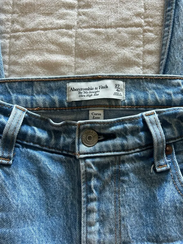 Abercrombie & Fitch 90’s Straight Ultra High Rise Curve Love Jeans - Image 3
