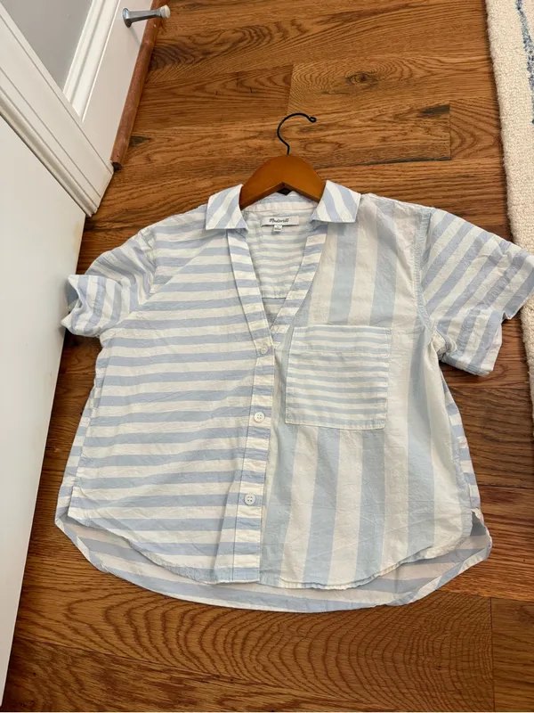 Madewell Cropped Y-Neck Button Up Shirt in Weathered Blue Mixed Stripe Size XS - Image 7