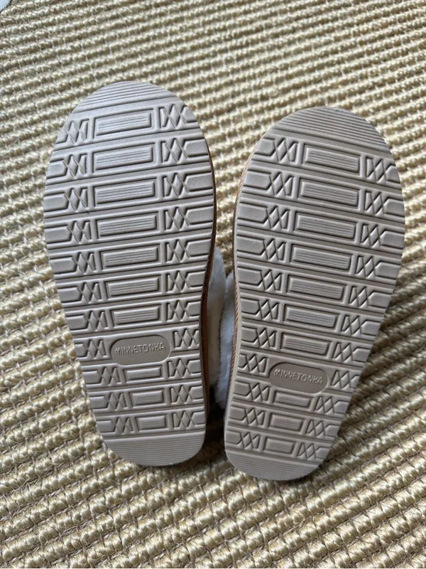NWOT Minnetonka Women’s Chesney Scuff Flat Slippers - Image 5